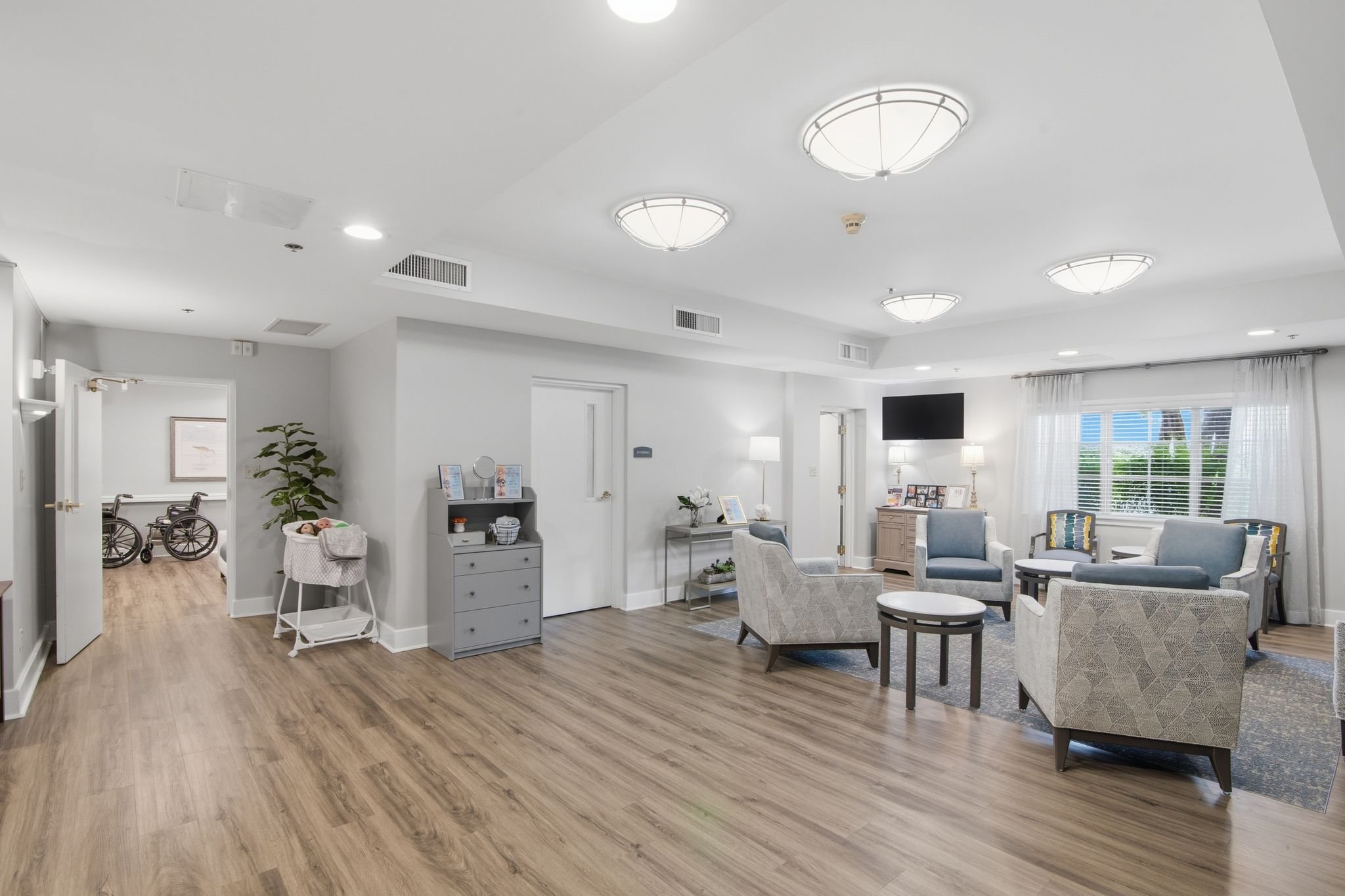 02_1628_Old_Donation_Pkwy_Virginia_Beach_VA_23454-Living_room-homejab_228659-43